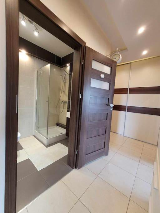 Dark Chocolate 4 Persons Down Town Apartment *