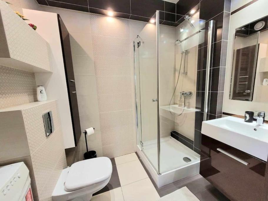 Dark Chocolate 4 Persons Down Town Apartment *