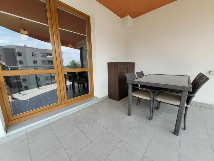 Dark Chocolate 4 Persons Down Town Apartment *