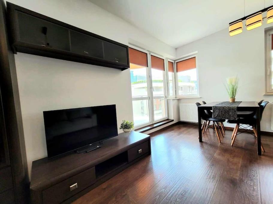 Dark Chocolate 4 Persons Down Town Apartment *